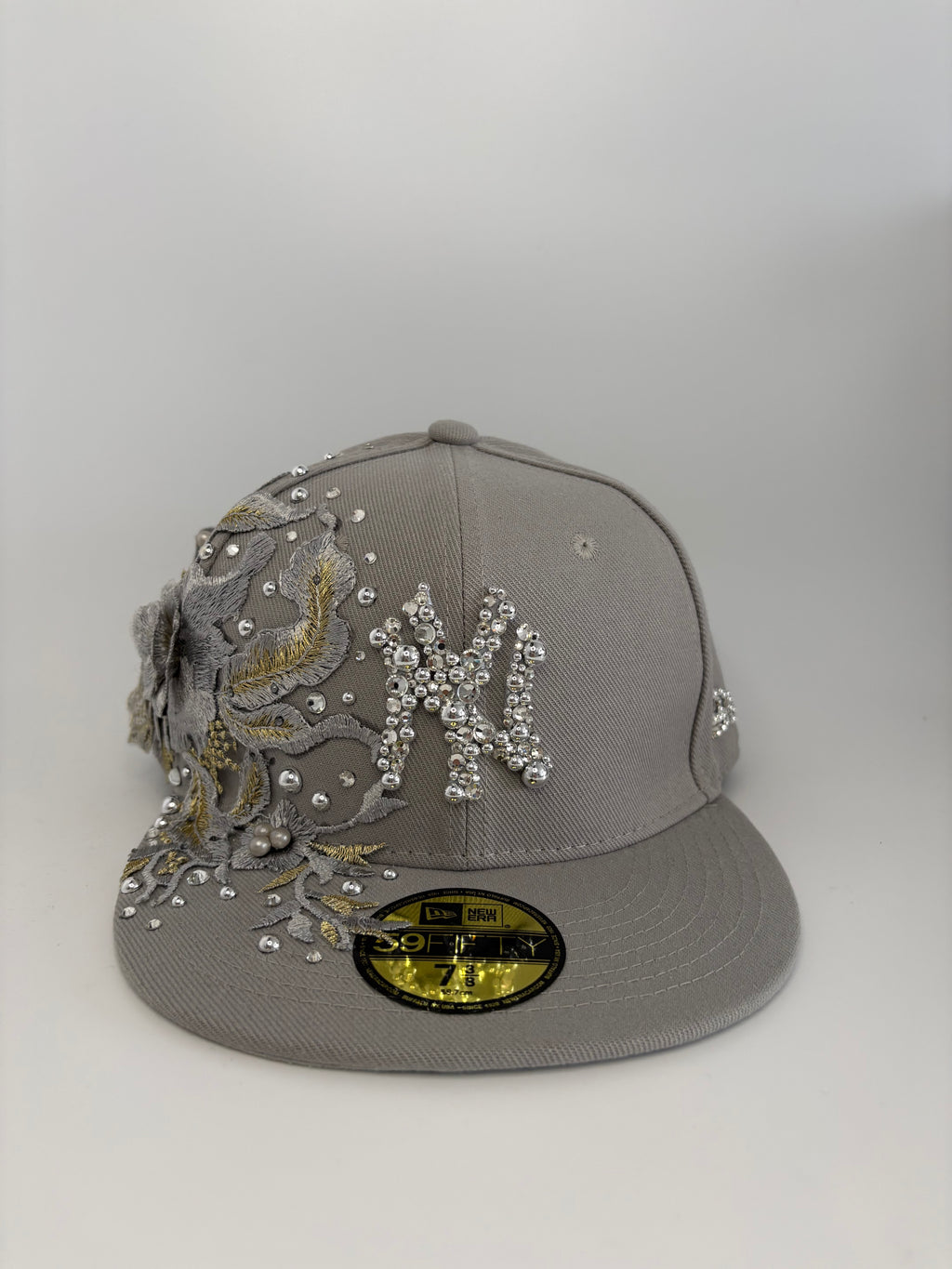 Prispôsobená šedá čiapka NY Yankees 59FIFTY s kvetinovou výšivkou a kryštálmi