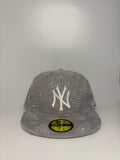 Prispôsobená sivá šiltovka NY Yankees New Era 59FIFTY s krištáľovým krížom a cvočkami