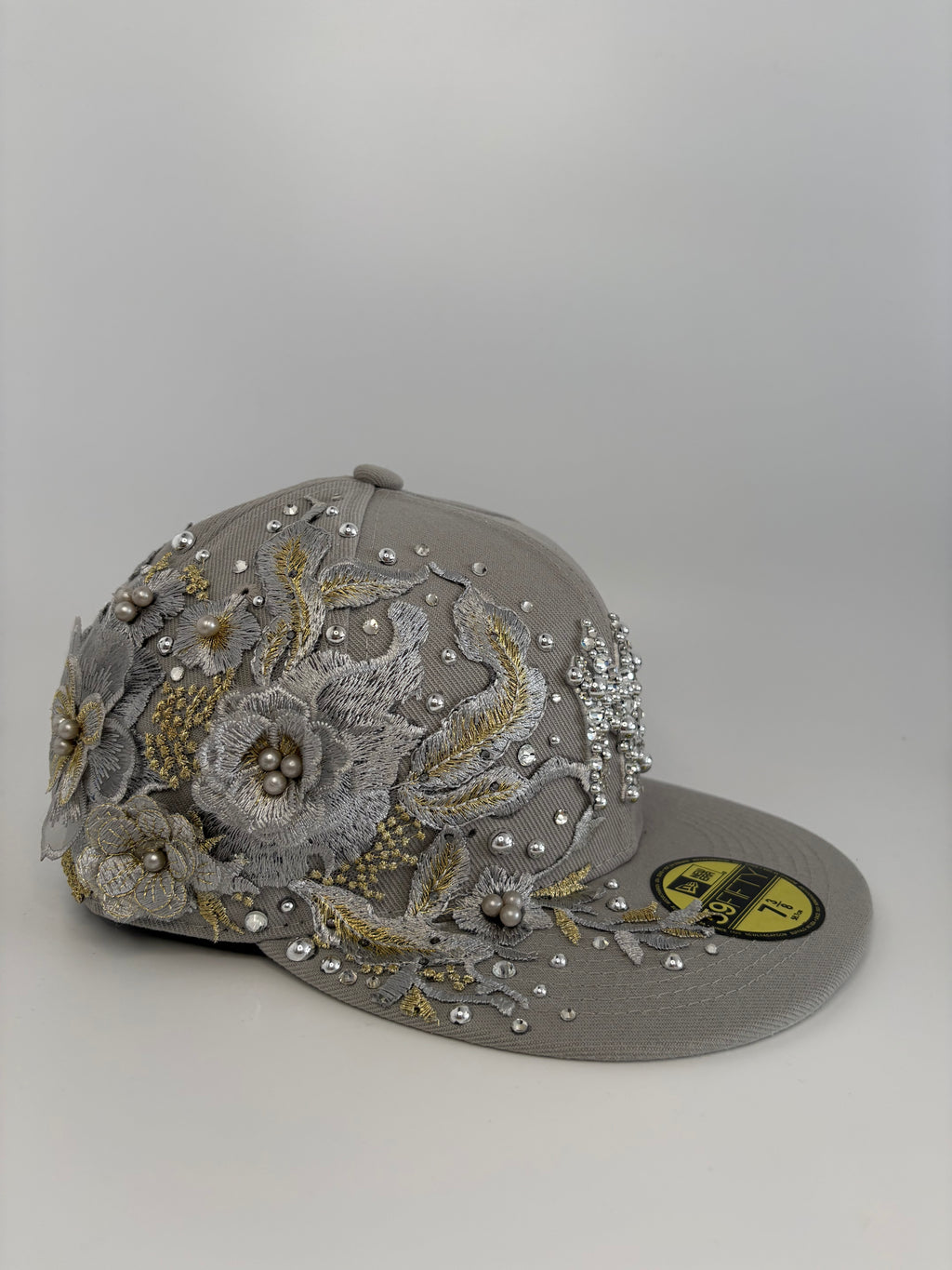 Prispôsobená šedá čiapka NY Yankees 59FIFTY s kvetinovou výšivkou a kryštálmi
