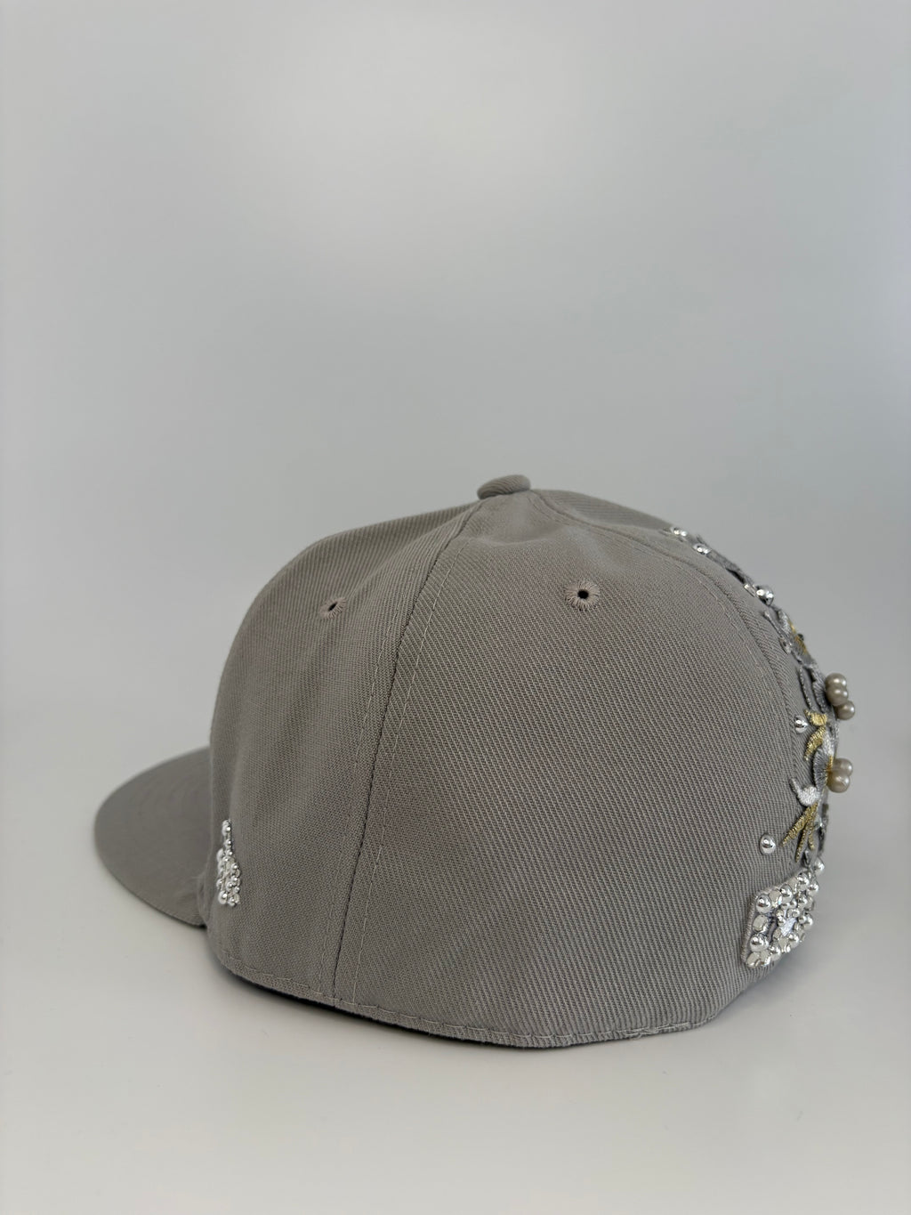 Prispôsobená šedá čiapka NY Yankees 59FIFTY s kvetinovou výšivkou a kryštálmi