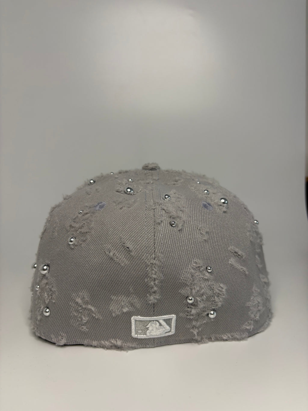 Prispôsobená sivá šiltovka NY Yankees New Era 59FIFTY s krištáľovým krížom a cvočkami