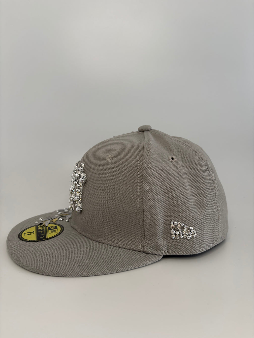 Prispôsobená šedá čiapka NY Yankees 59FIFTY s kvetinovou výšivkou a kryštálmi